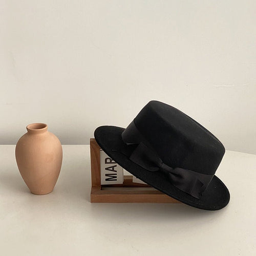 Hanging black and khaki flat-brimmed caps on display, highlighting their flat brim and chic design.