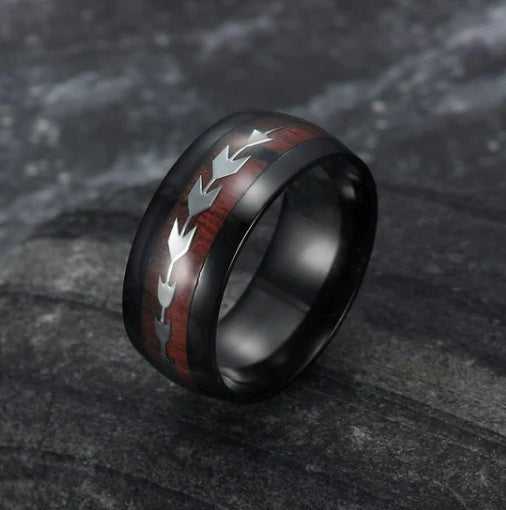 Men's stainless steel ring with smooth finish and arrow inlay in rose gold and black, detail close-up.