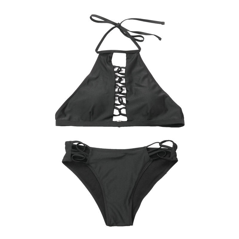 Detail of black bikini bottom with high-cut and lace detail, highlighting its elegant design.